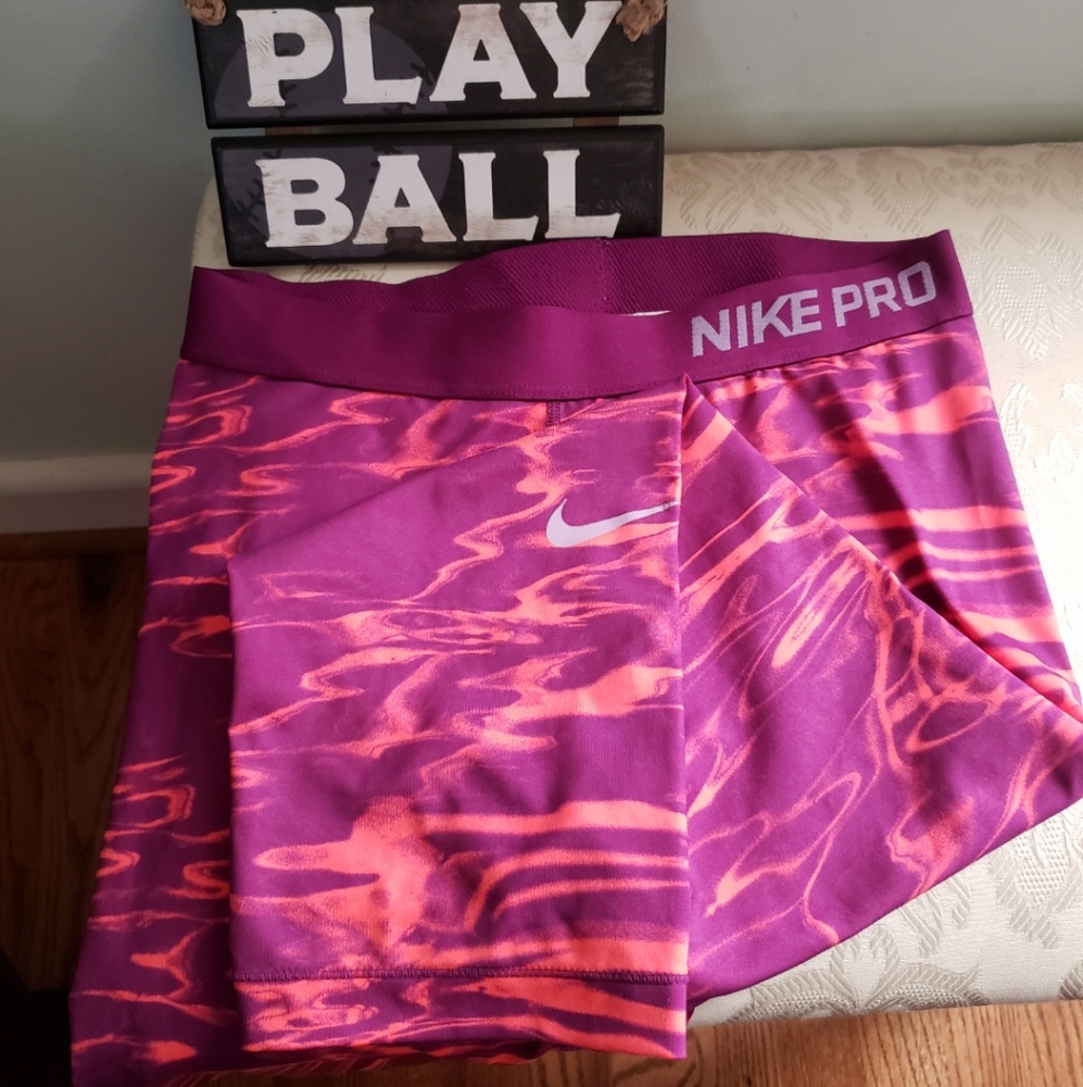 Women's Nike athletic leggings Capri